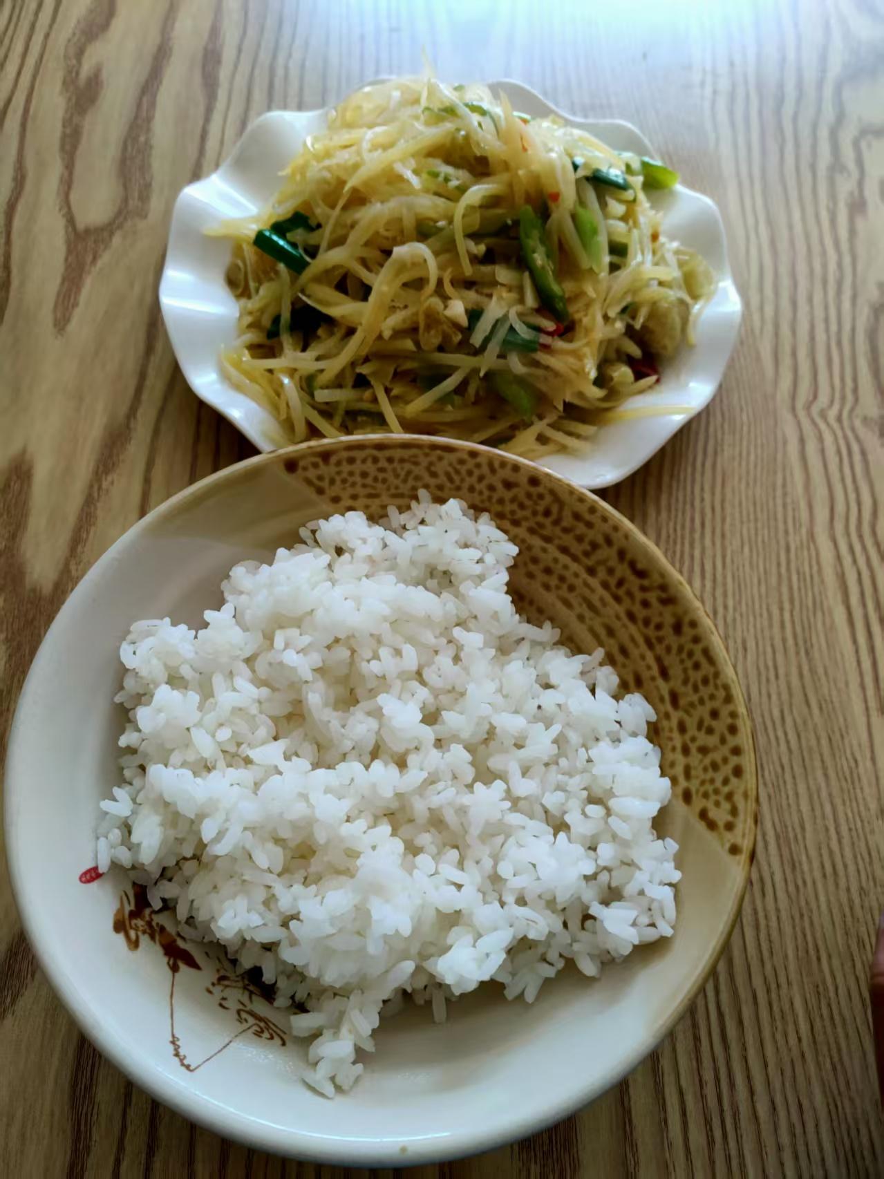 入伏之后，
天气越来越热啦！
白天室外温度都是30摄氏度以上，
站在外面不干活都