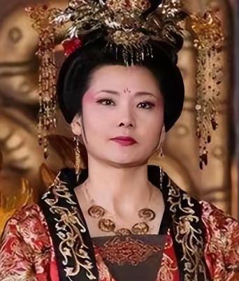 公元528年，胡太后把1杯毒酒，端到19岁的儿子面前，冷冷地说：“陛下，把它喝下