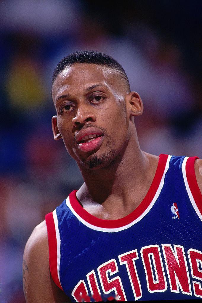 15年前的今天，罗德曼正式入选奈史密斯篮球名人堂detroitbasketbal
