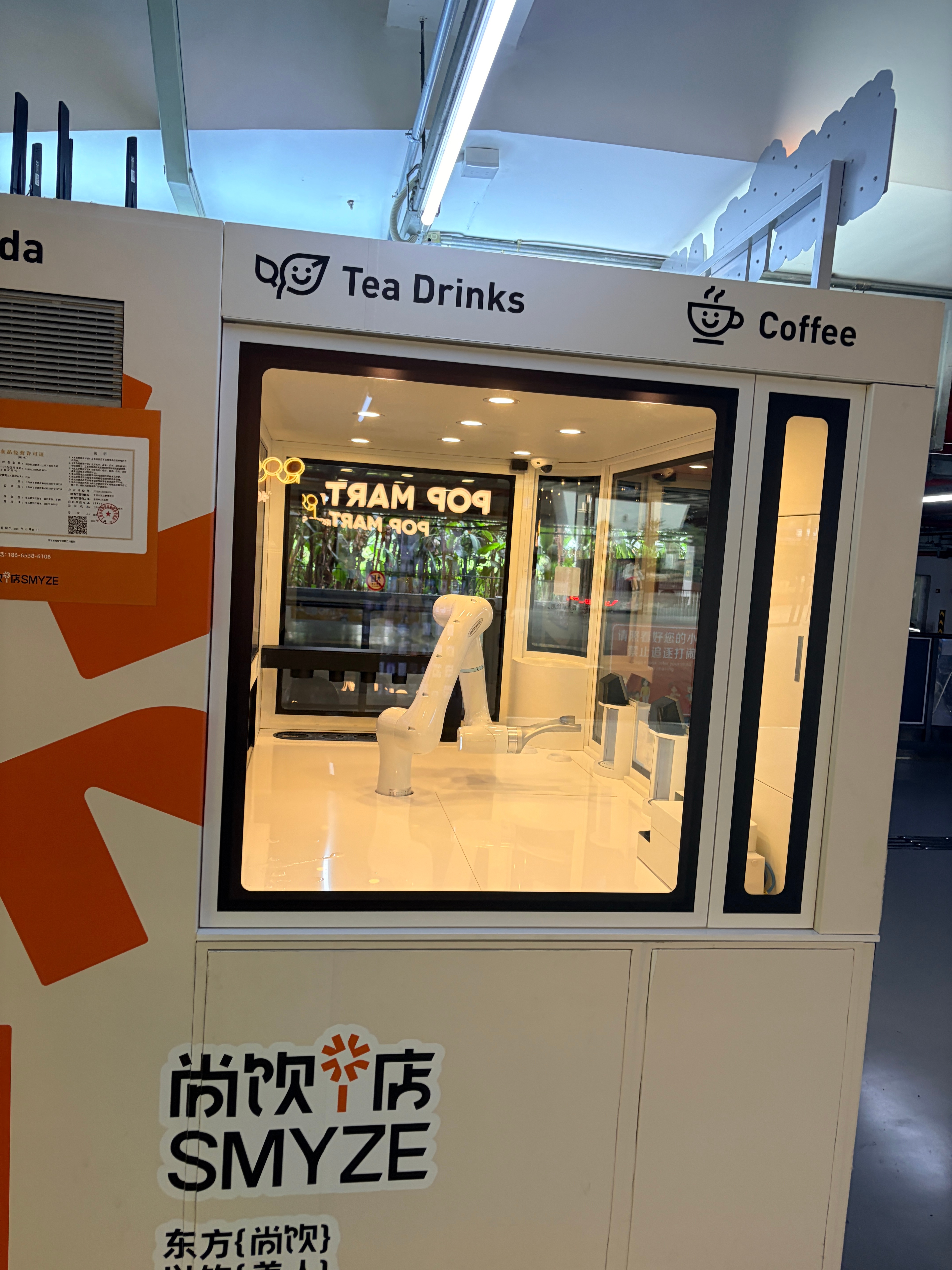 还得是大城市啊咖啡主理人都是机器人但看上去生意一般没事的时候它会不会无聊？