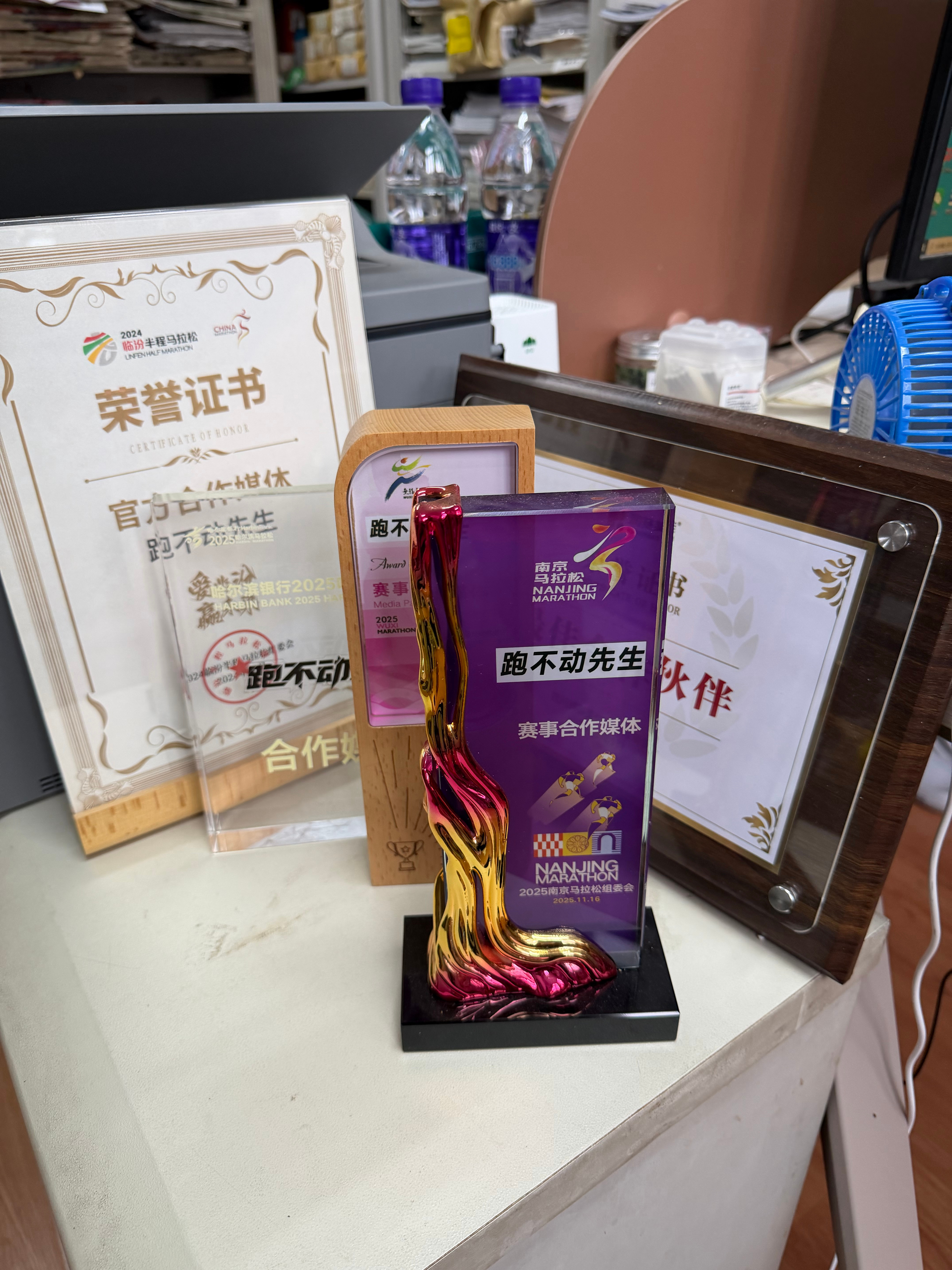 昨天做梦跑马拉松跑崩了然后还上了“车”关键那车也不是收容车，而是把我们拉到下一个