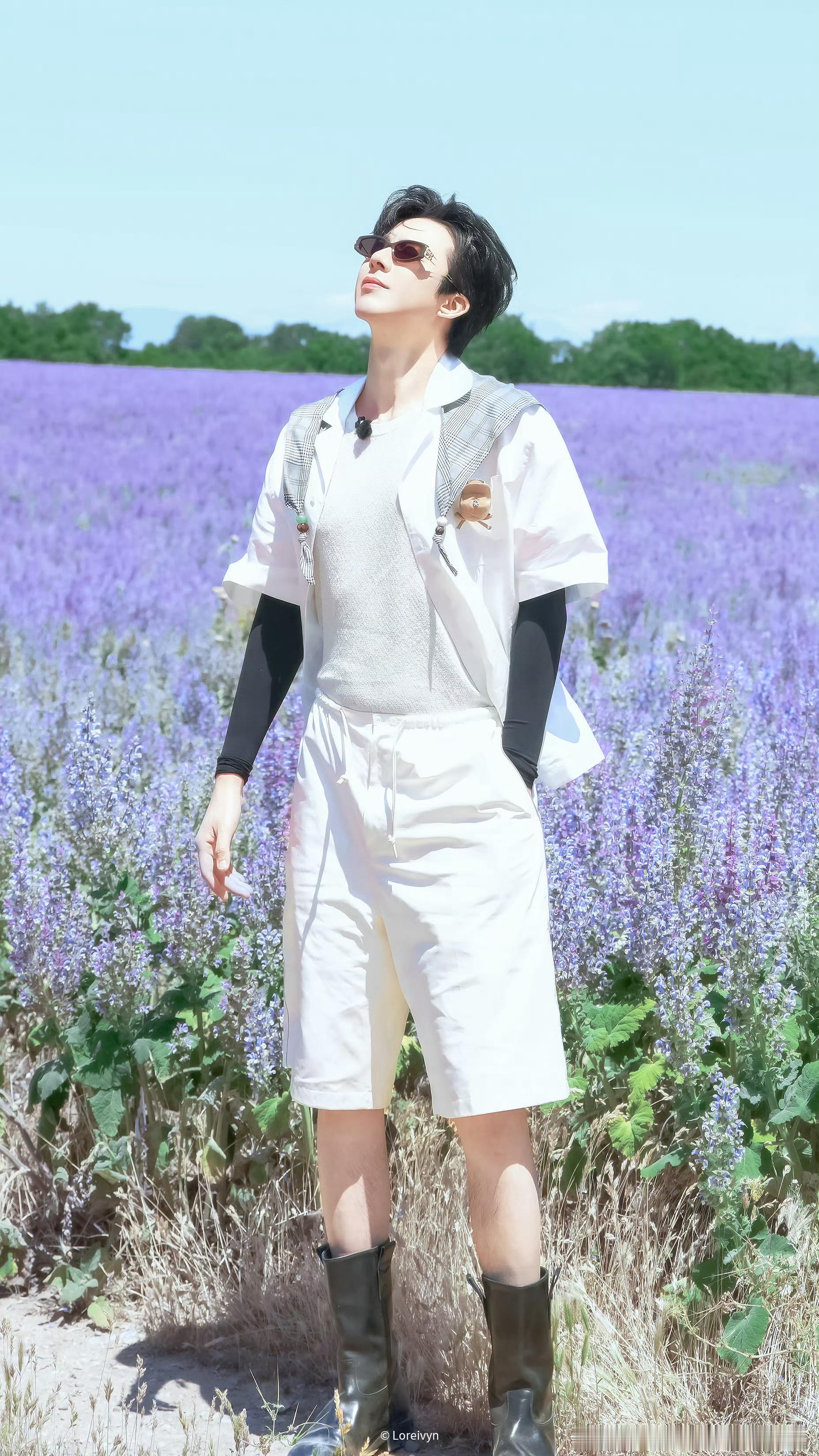花海限定，氛围感绝了，山野有风，少年入画，风漫过花海，携一身温柔而来，每一帧都是