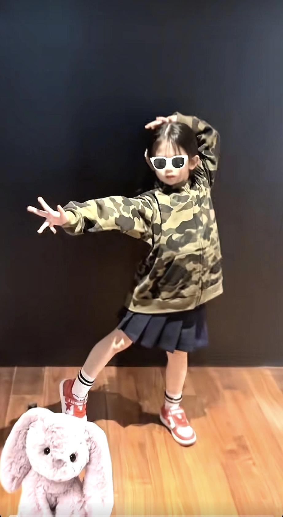 方媛晒两个女儿跳舞视频，两个女儿和她长得好像，也有舞蹈天赋，估计将来会进军娱乐圈