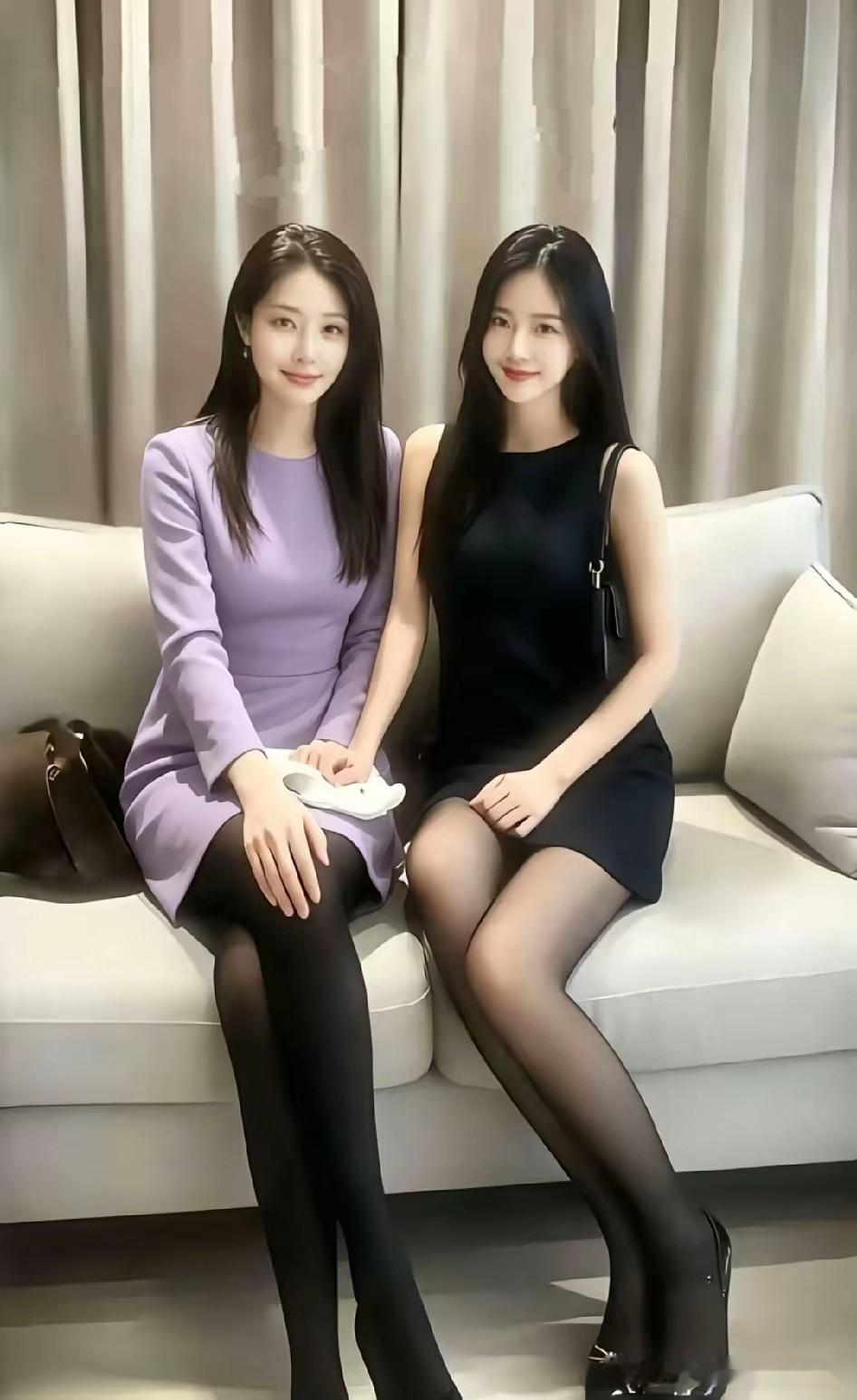 这两位女士您能看出来是什么关系吗？是姊妹俩还是娘俩，如果是娘俩，那么谁是妈妈？