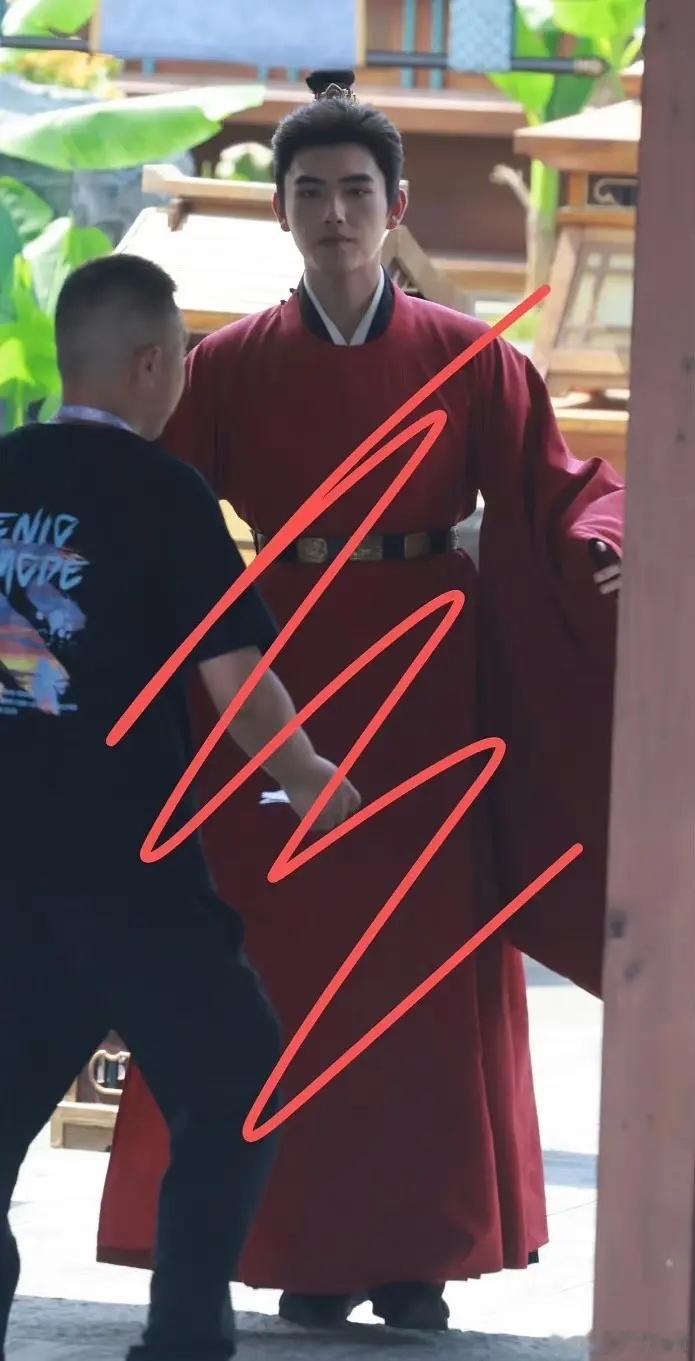 怎么感觉陈飞宇有种膀大腰圆的感觉，看不见他的腰线 ​​​