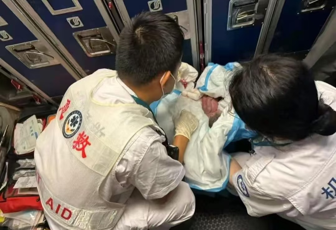 警方回应16岁女孩飞机上分娩两个16岁的人整这出。。不想要孩子一开始就得打掉的吧