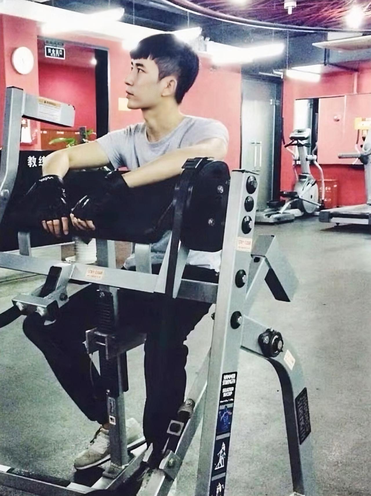 心怀赤诚热爱家国，一身正气少年有为，永远是我们心中的光。