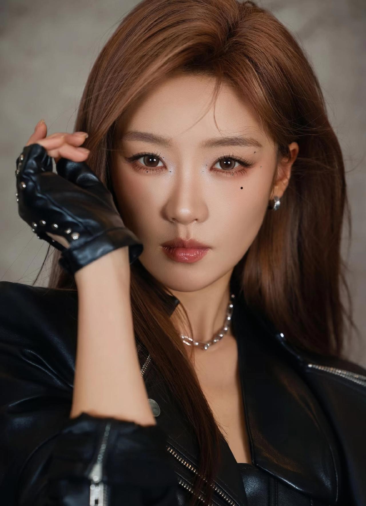 她咬着话筒哭花了妆，后台一片狼藉。
八年后，初舞台却拿下505分。
张月在浪