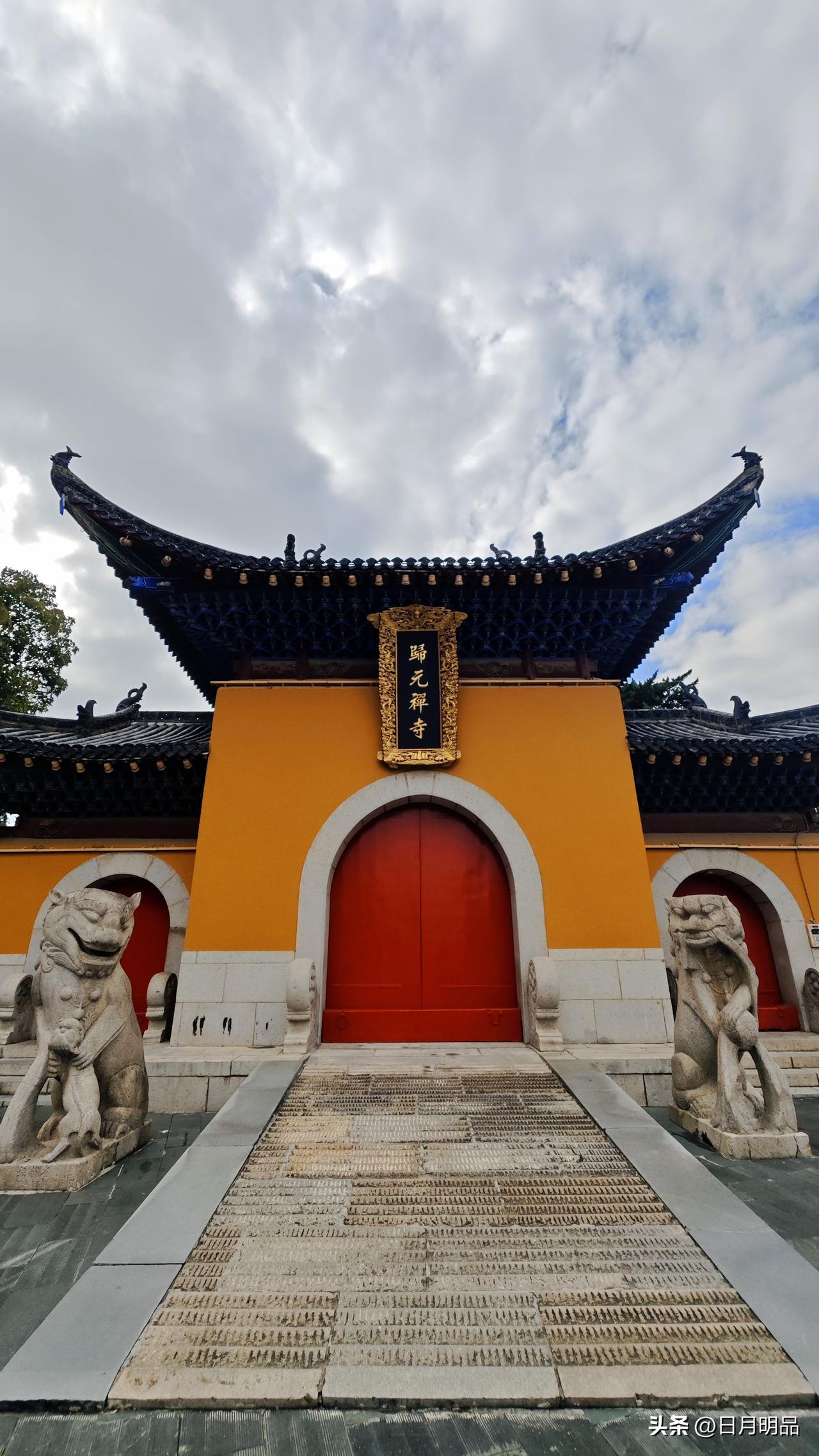 来武汉旅行，归元禅寺真的值得来一趟。这座古寺坐落在汉阳，早在清代顺治年间就建成了