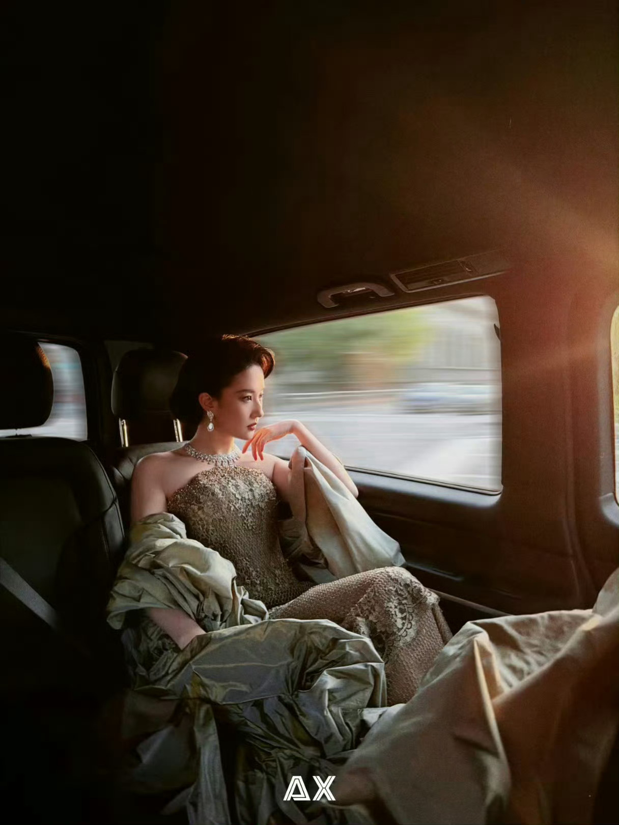 新的显化头像已经出现👏刘亦菲 宝格丽女王刘亦菲车窗照