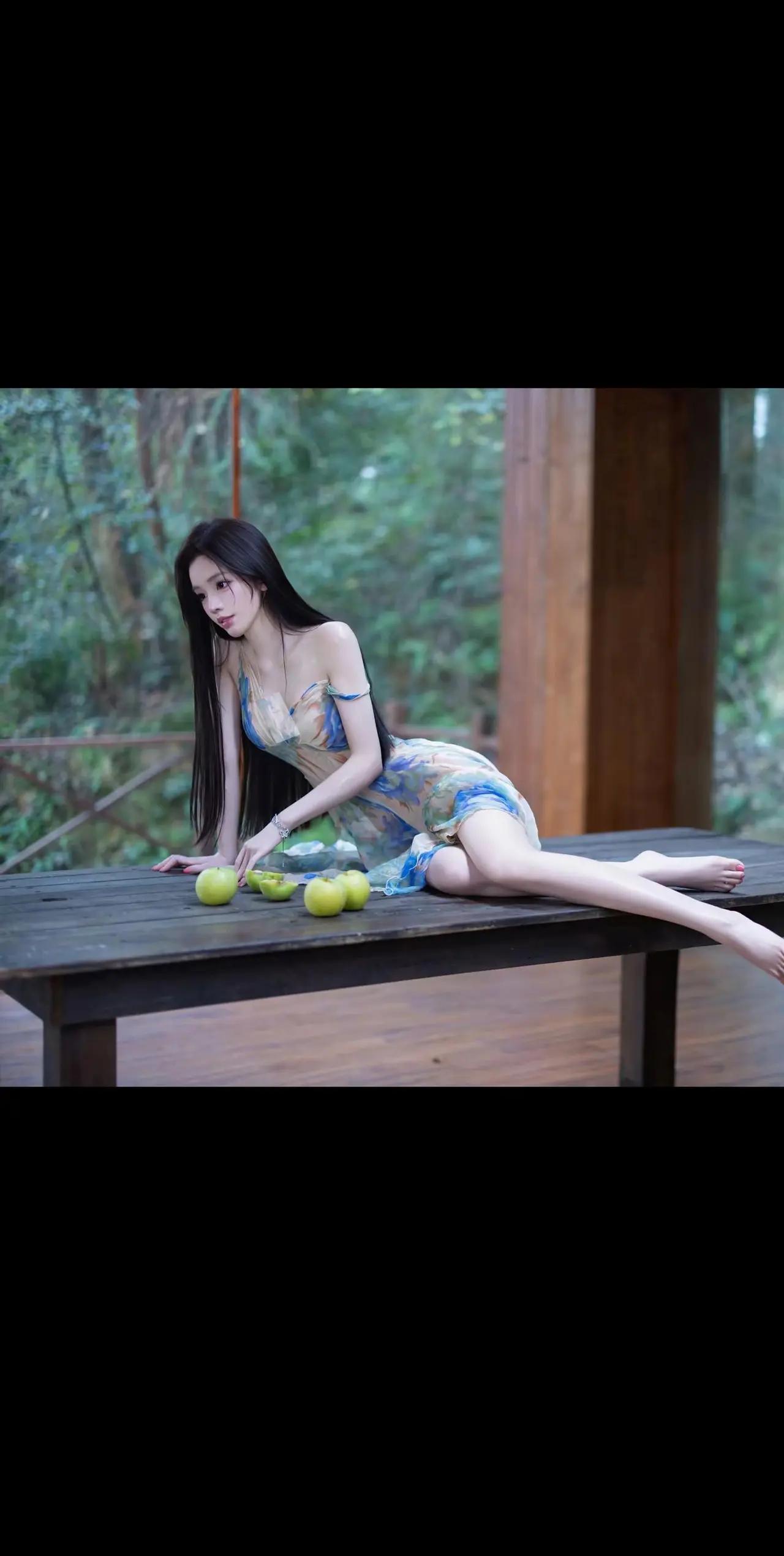 绿萝拂石径，青苔满芳庭。