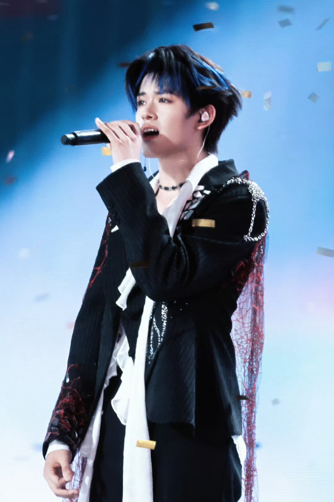 张极蓝发挑染 蓝发挑染和汗水的组合太燃了！张极在练习室里的刻苦付出全都转化为舞台