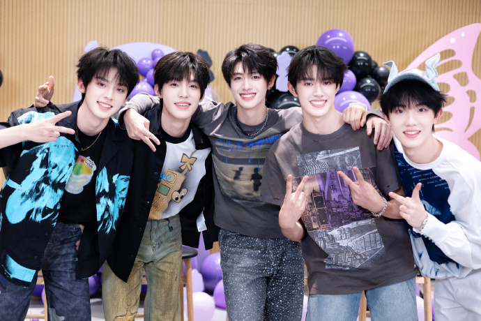 #top登陆少年第一张合照# 登陆少年第一张合照🈶 ​​​