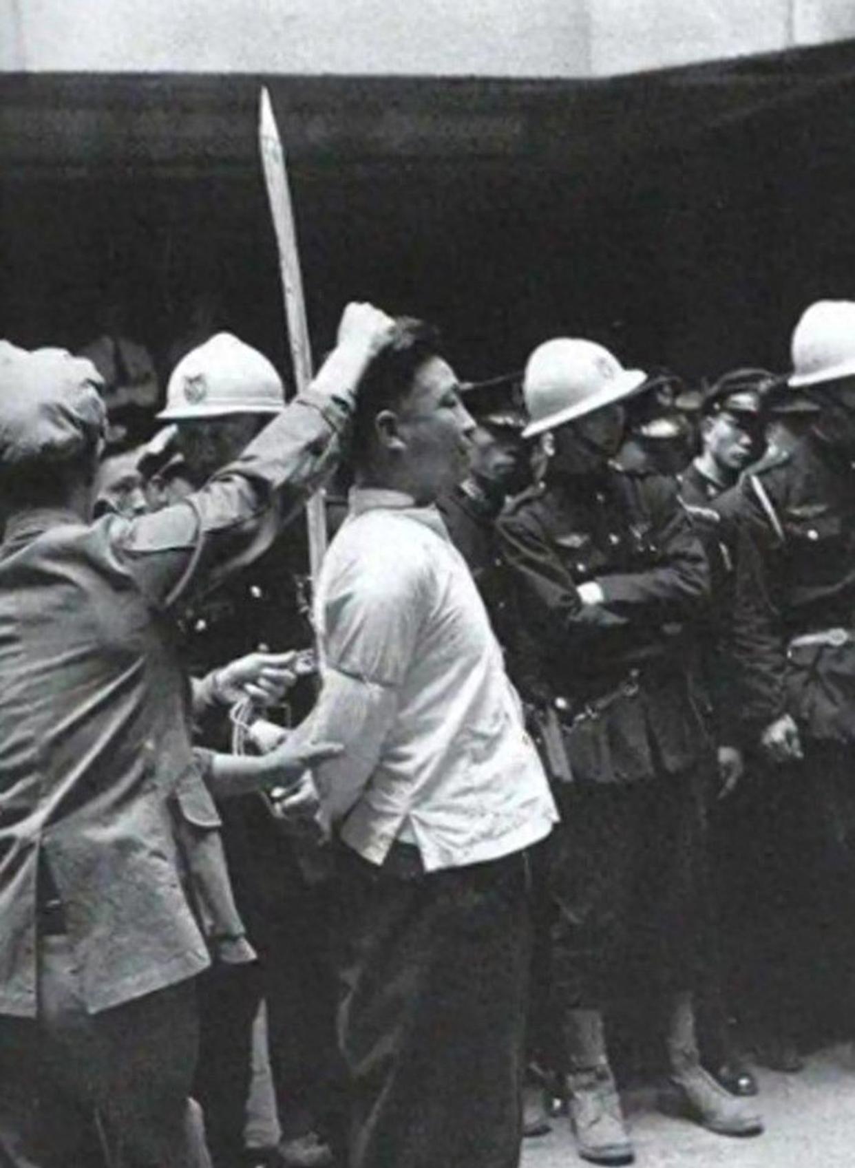 1950年，身处台湾的地下党员牺牲前的微笑镜头，满是大义凛然的英雄气概！
​​这