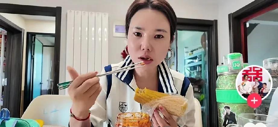 东青的银行卡余额截图引发热议，难道这又是一场精心策划的苦情戏？

不足五千元的数