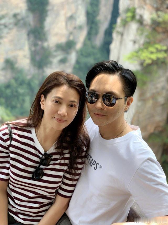 现年53岁生日的张智霖(Chilam) 与同龄的老婆袁咏仪（靓靓）由拍拖到200
