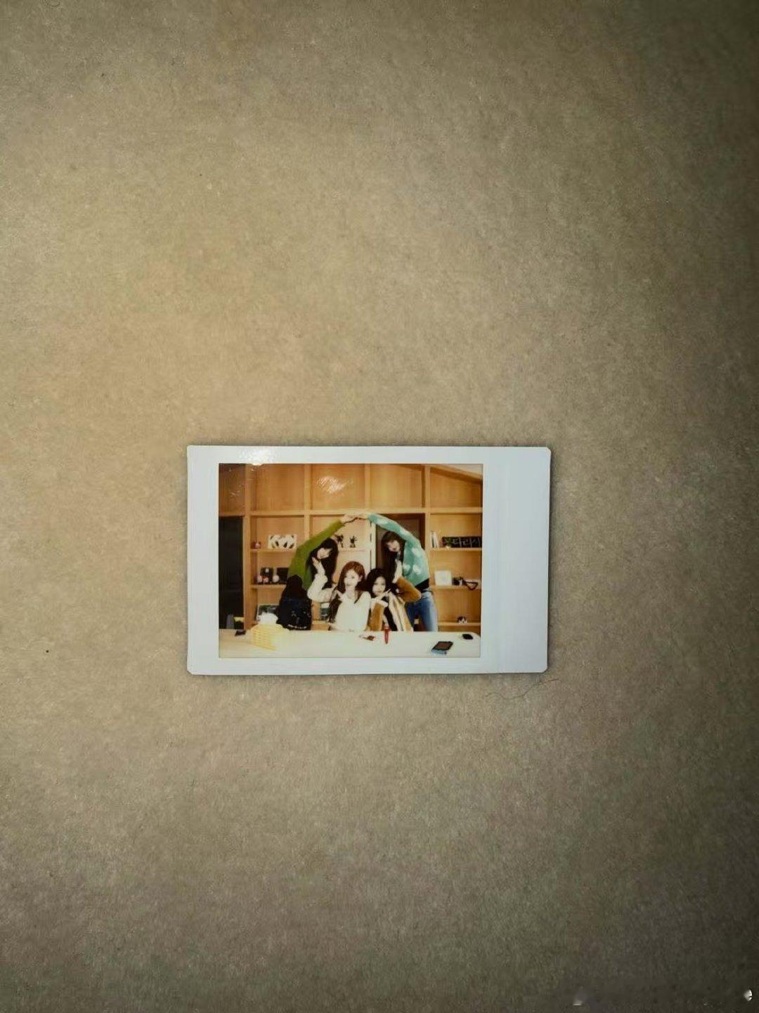 Jennie晒十周年拍立得Jennie十周年发博 