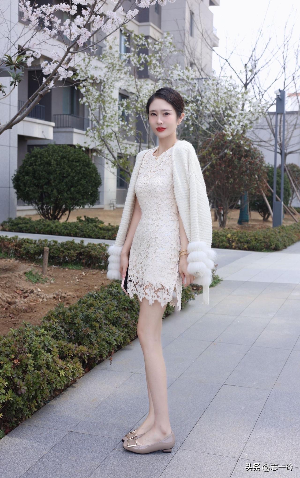 春日穿搭指南：优雅蕾丝裙+毛绒外套，清新自然