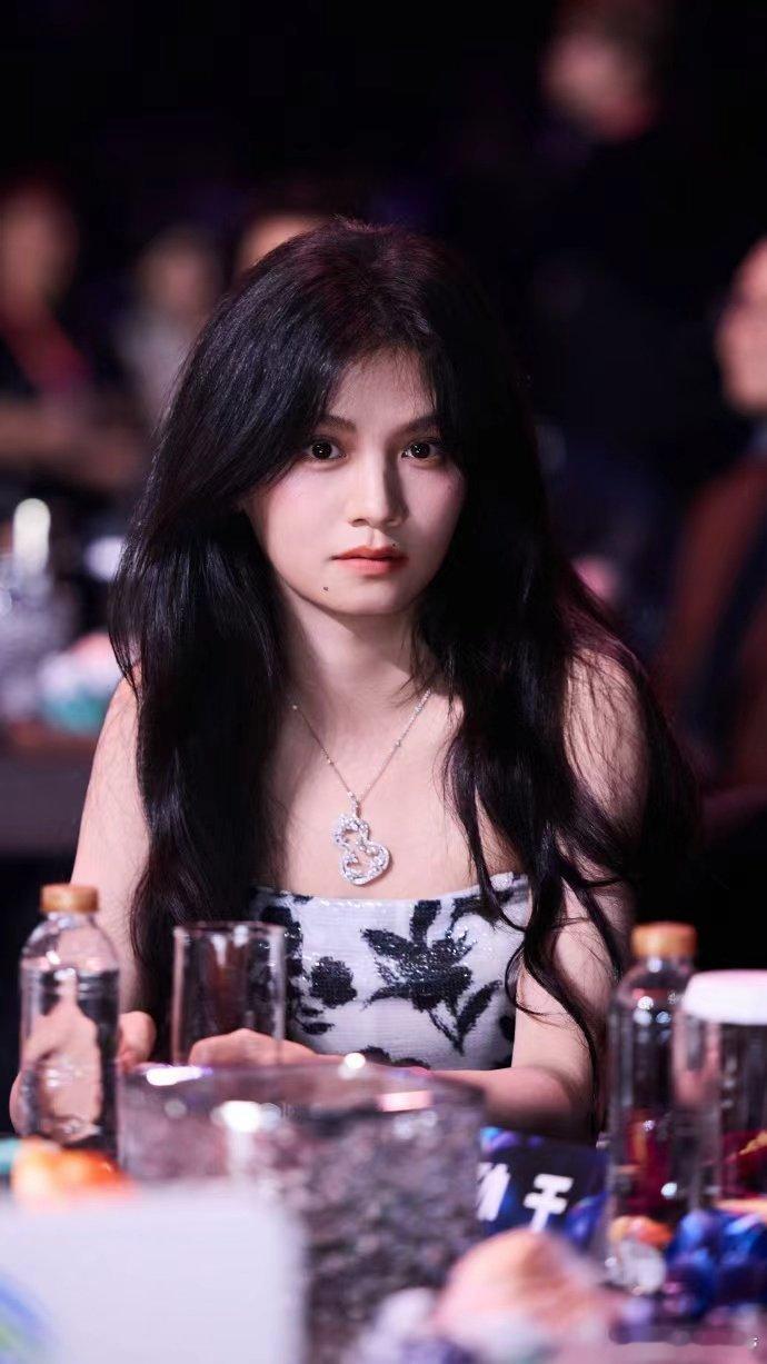 春夏近照状态 春夏近照状态太可人啦！刚庆生完，眉眼间青涩不再，笃定从容。大气穿搭