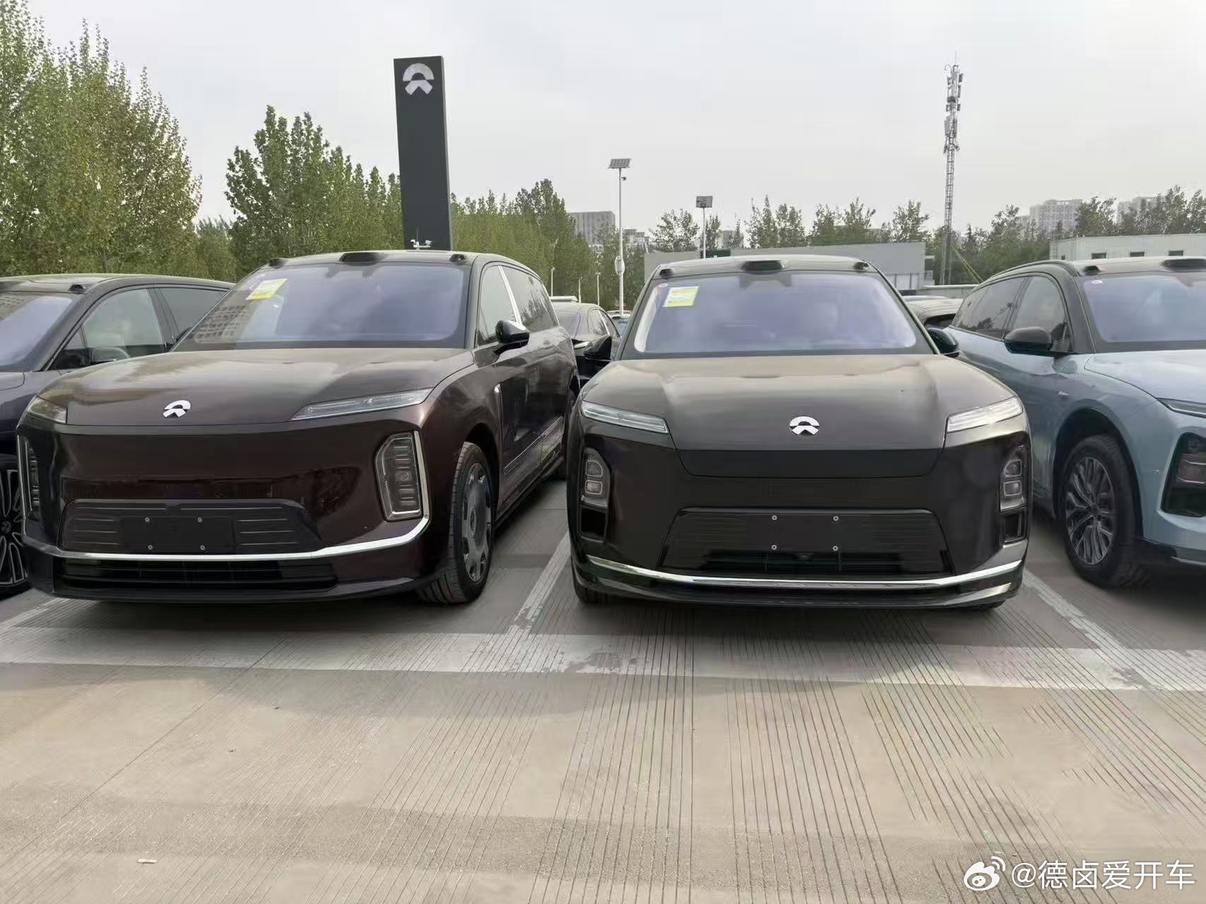 看这，你就知道ES9有多大了，全新ES8好歹也是全尺寸SUV。