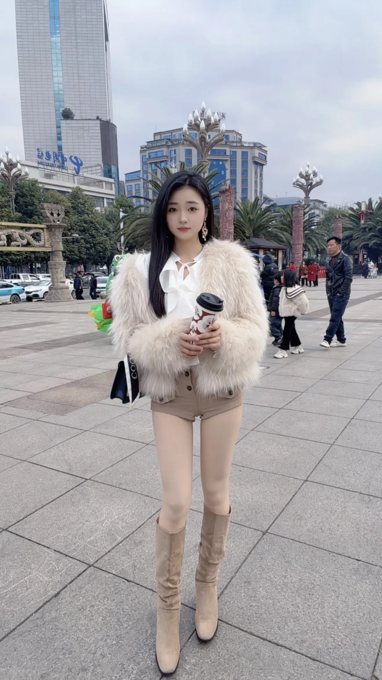 人家小娃都会打酱油了，你只会抱着一个手机格格的笑