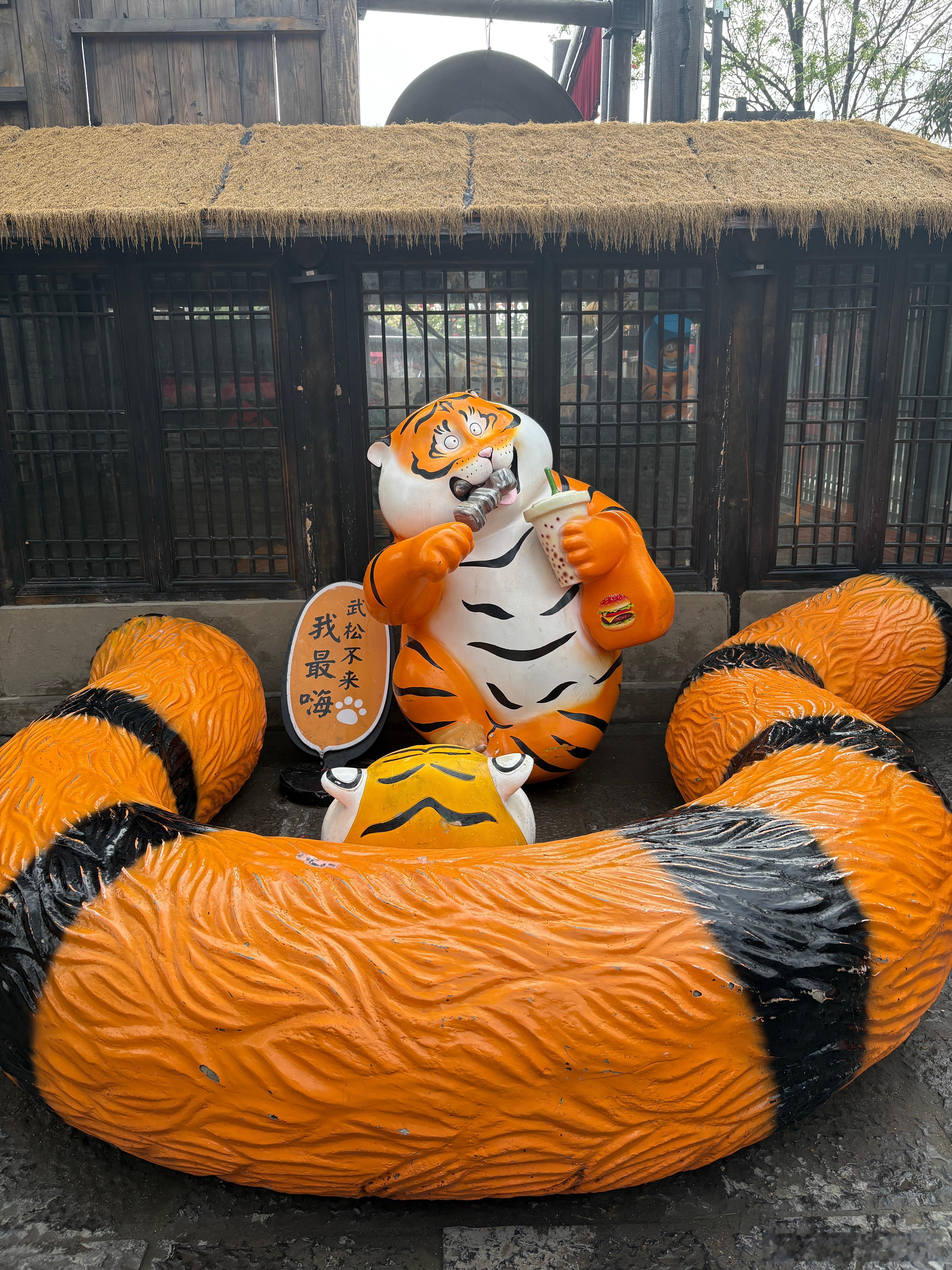 受到晚间消息面影响，两市大盘大幅低开，目前先持股，个股有反弹可以考虑降低参观仓位