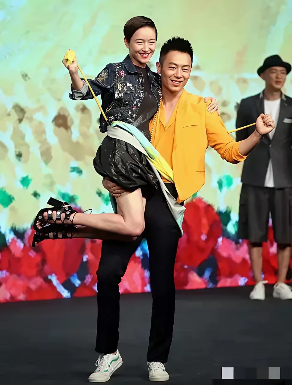 朱亚文不愧是内娱硬汉代表，果然男友力十足，直接单手就能轻松抱起来女明星，感觉比战