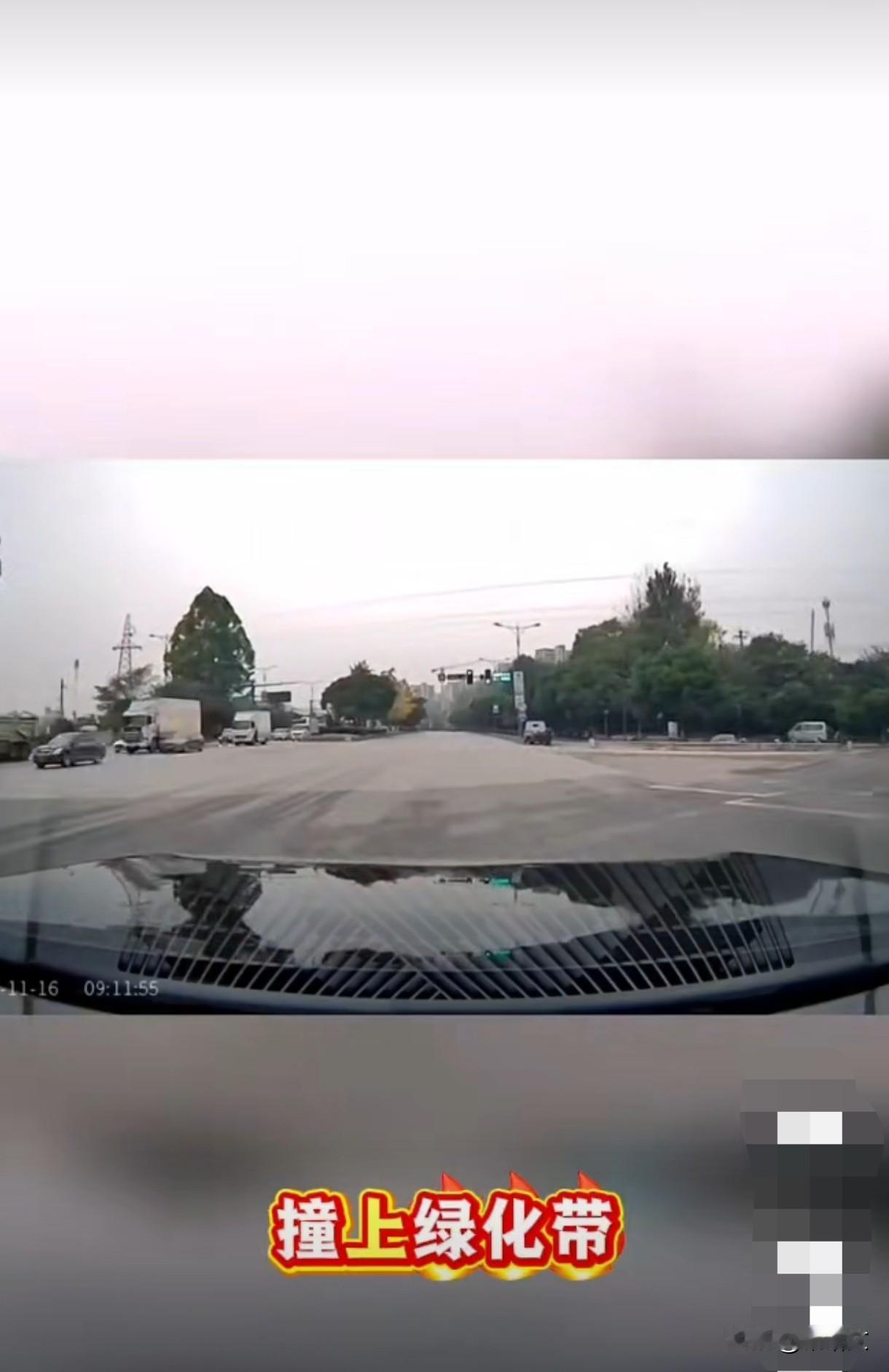 小米SU7 Max雨天漂移撞绿化带！是关了ESC还是路面太滑？
 
成都这起小米