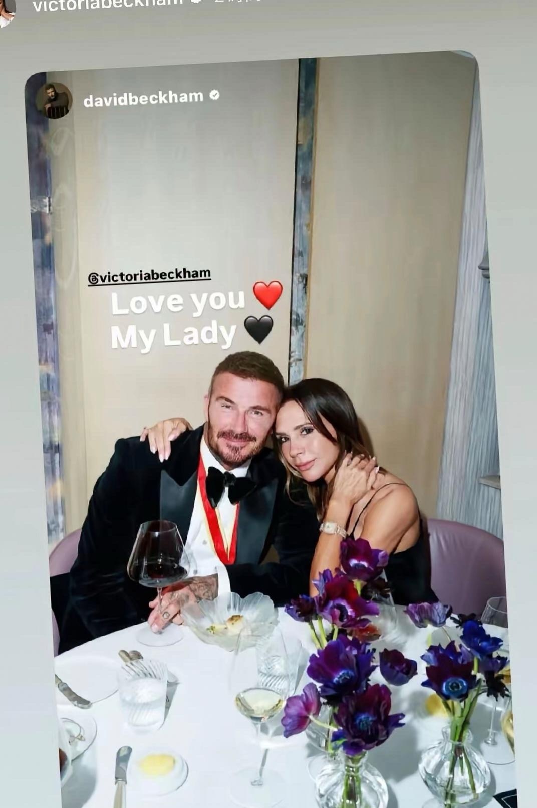 贝克汉姆封爵，贝嫂直接开派对嗨翻全场。当天老贝一身黑色礼服，胸前勋章亮闪闪，跟挂