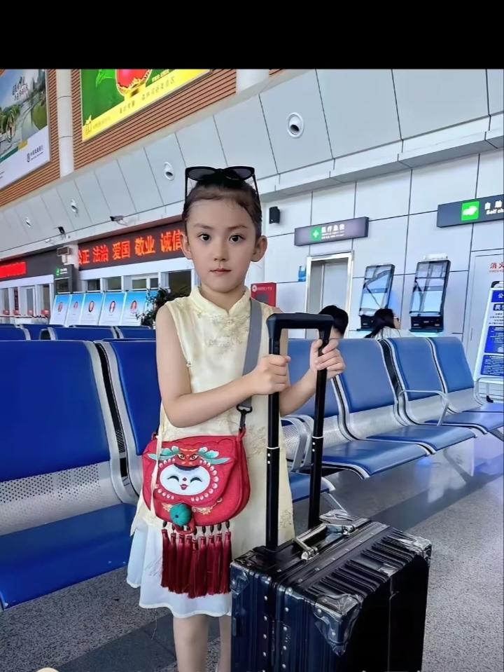 徐州，一位5岁半的小女孩，挎着小挎包，拉着行李箱，在没有亲人的陪伴下，独自飞往北