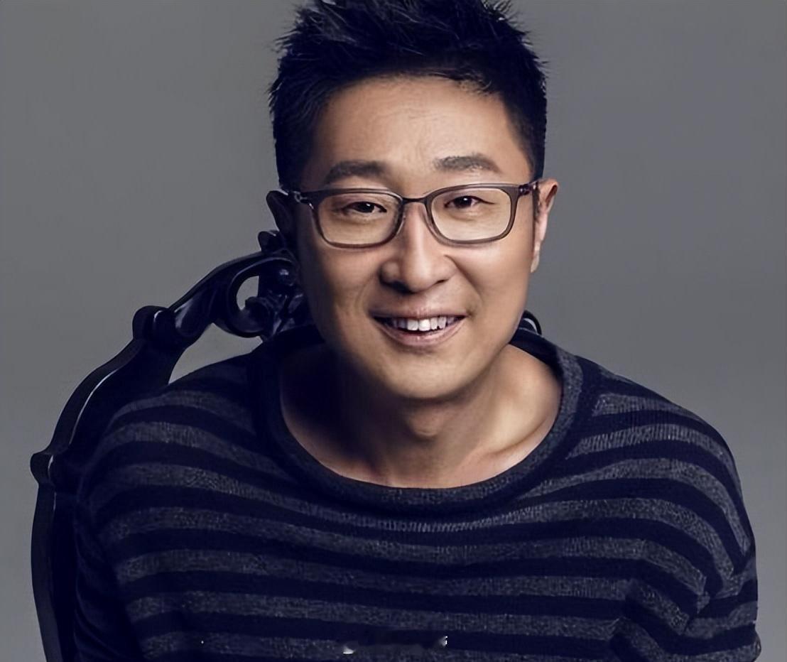 林永健舒适得像在演我周末 被家人催着出门，却赖在沙发上不肯动，嘴里还嘟囔着“再歇