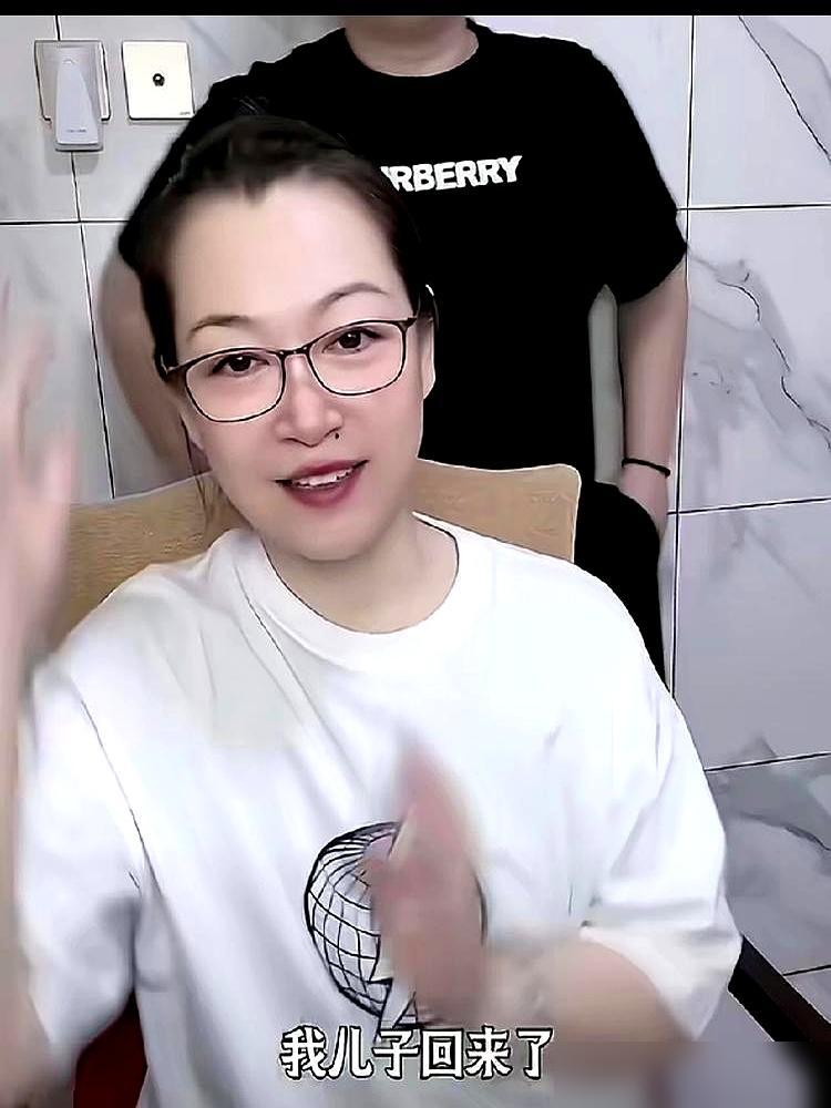 赵本山媳妇马丽娟，人家戴的哪是翡翠，那是把一套房悄悄挂手腕上了！
 
外界都盯着