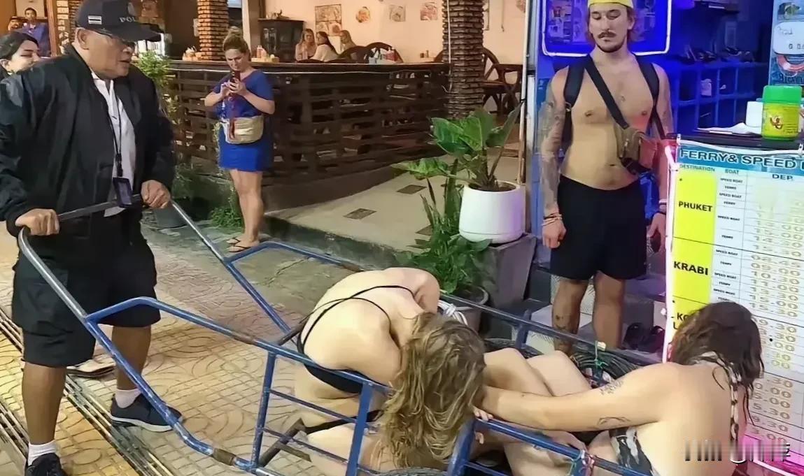 俩位喝醉酒的白人女孩，已经醉的是什么也不知道了！