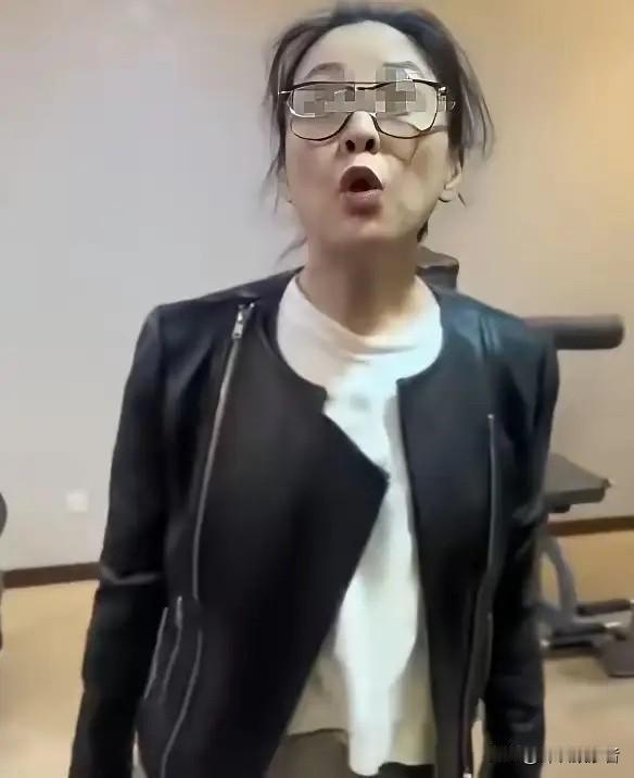 “不准你们外地人叫！”，这一幕发生在上海，戴眼镜的女子在酒店健身房里吼叫一位呼唤