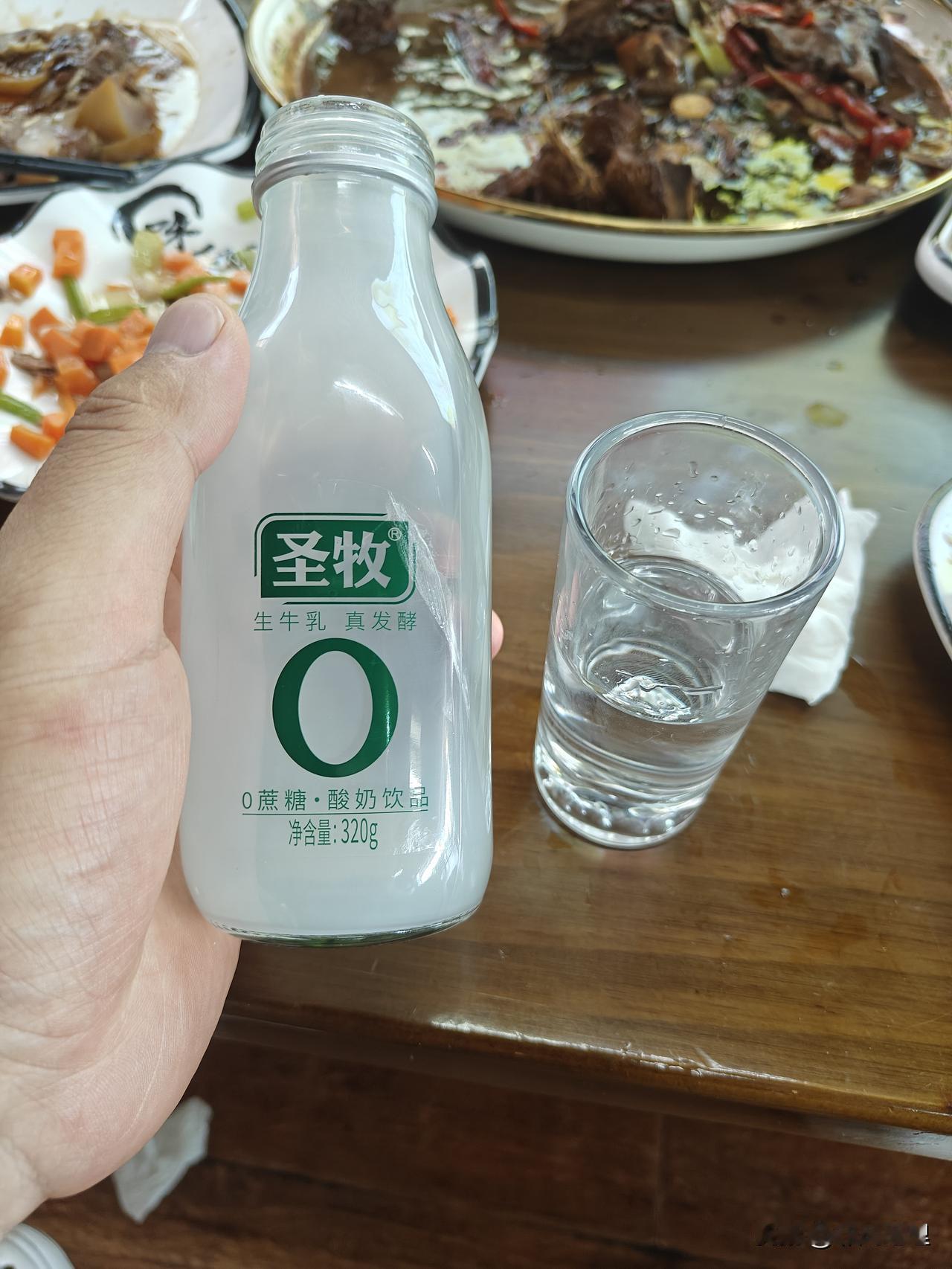 一杯白酒对三瓶奶！能喝吧？
饭局上实在不想碰白酒，便索性拿酸奶代酒。和朋友说好规