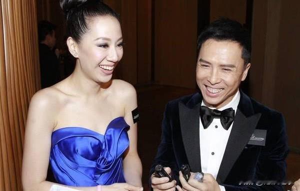 甄子丹三段感情史：抛弃发妻、深爱万绮雯，最终被小21岁娇妻收服。
 
在华语动作