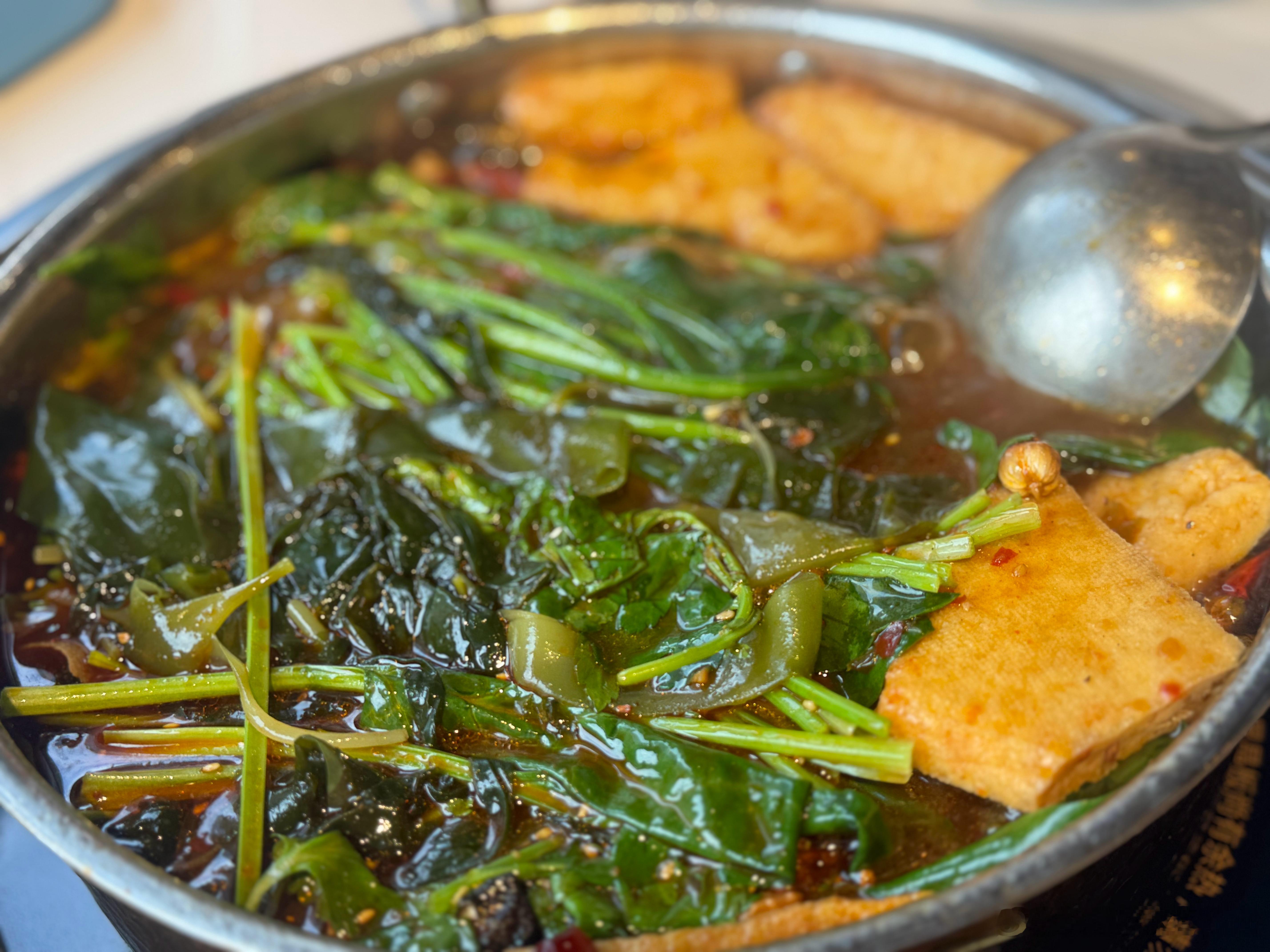出门吃了一份臭豆腐酸菜鸡煲 烫蔬菜好好吃 鸡肉也特别入味儿 就是没一会儿就感觉咸