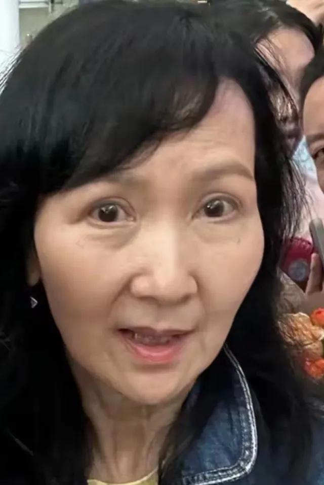 她曾是80年代最美的邀月宫主，当年一袭白衣水袖，犹如仙女下凡，如今老了还是那么优