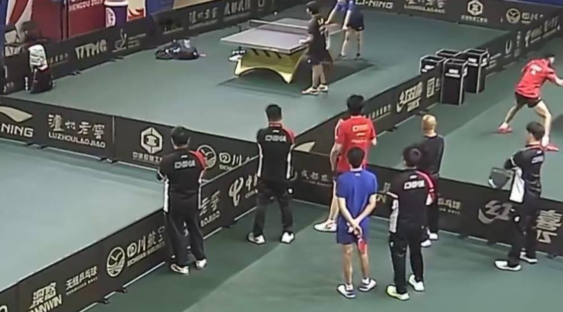 多少人在身边围着呀小小尤瑟夫 拿下