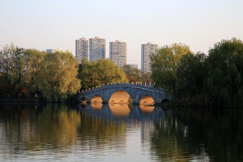 上联：地容春夏秋冬景
下联：还纳东西南北川