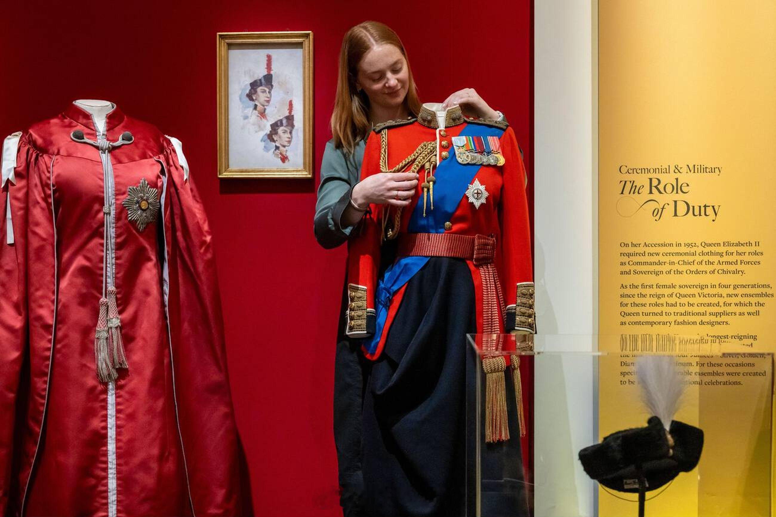 英国王室  那些年，伊丽莎白二世女王生前穿过的掷弹兵卫团红军装💂🏻♀️194
