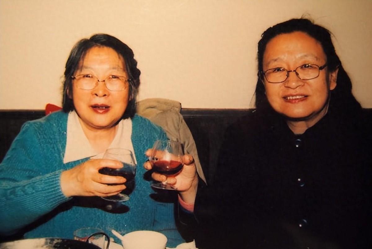 1981年辽宁一位老人离世，李敏和李讷亲自送花圈，他究竟有怎样特别的身份？
19