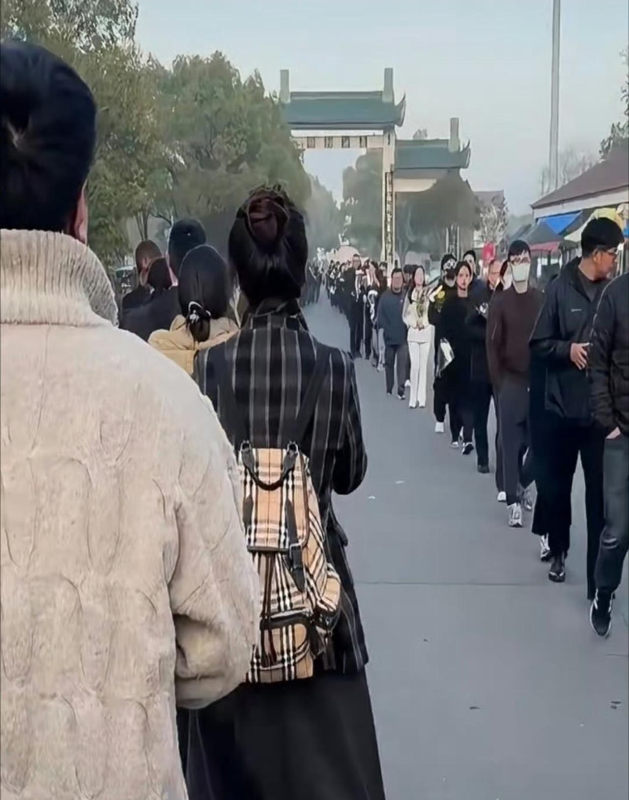 张雪峰老师送别现场的画面，网友拍到送别的队伍绵延数公里。
 
路边挤满了自发来送