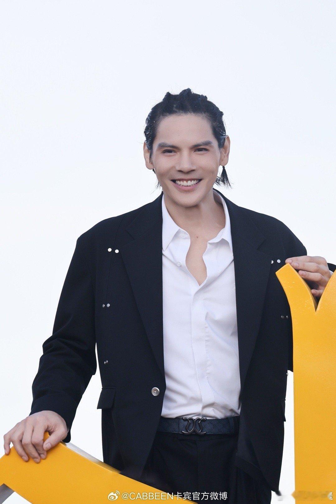 面对路人的热情互动，没放过细微的地域表述偏差，向佐认真纠正的模样超赞。立场坚定又