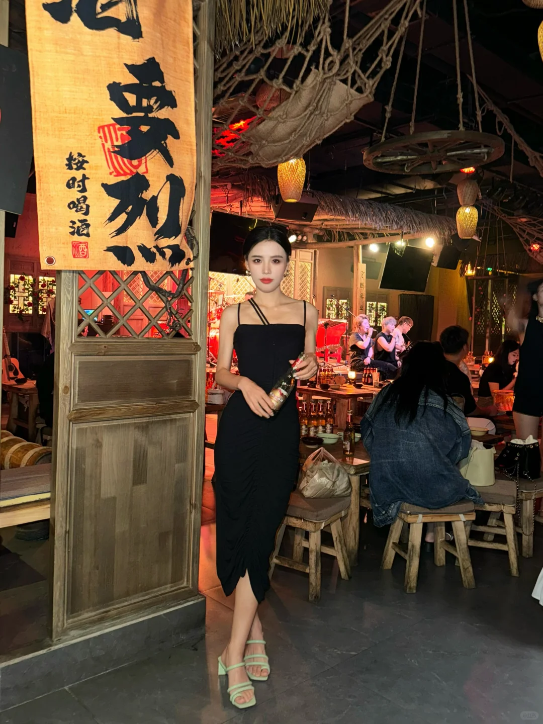 真服了，郑州这个酒吧竟然表演吹唢呐‼️