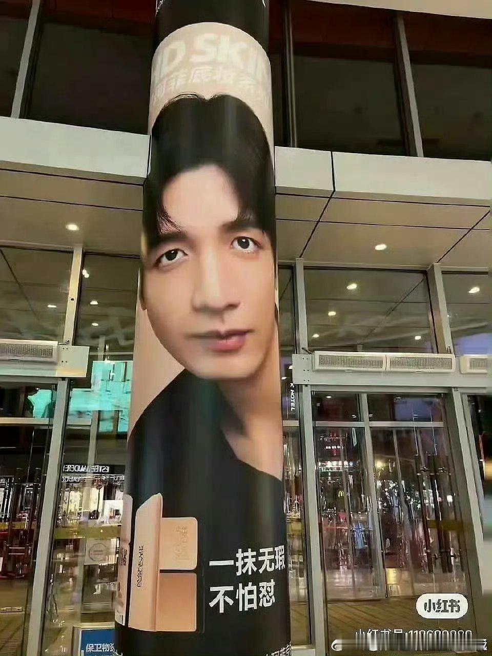 圆柱形的大屏，确实考验颜值！窝哥哥……也……扛住了