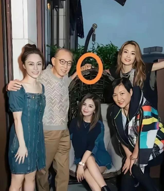 杨受成这老板当得
直接把保镖的活儿也包了

82岁大佬给44岁天后当人形扶手，图