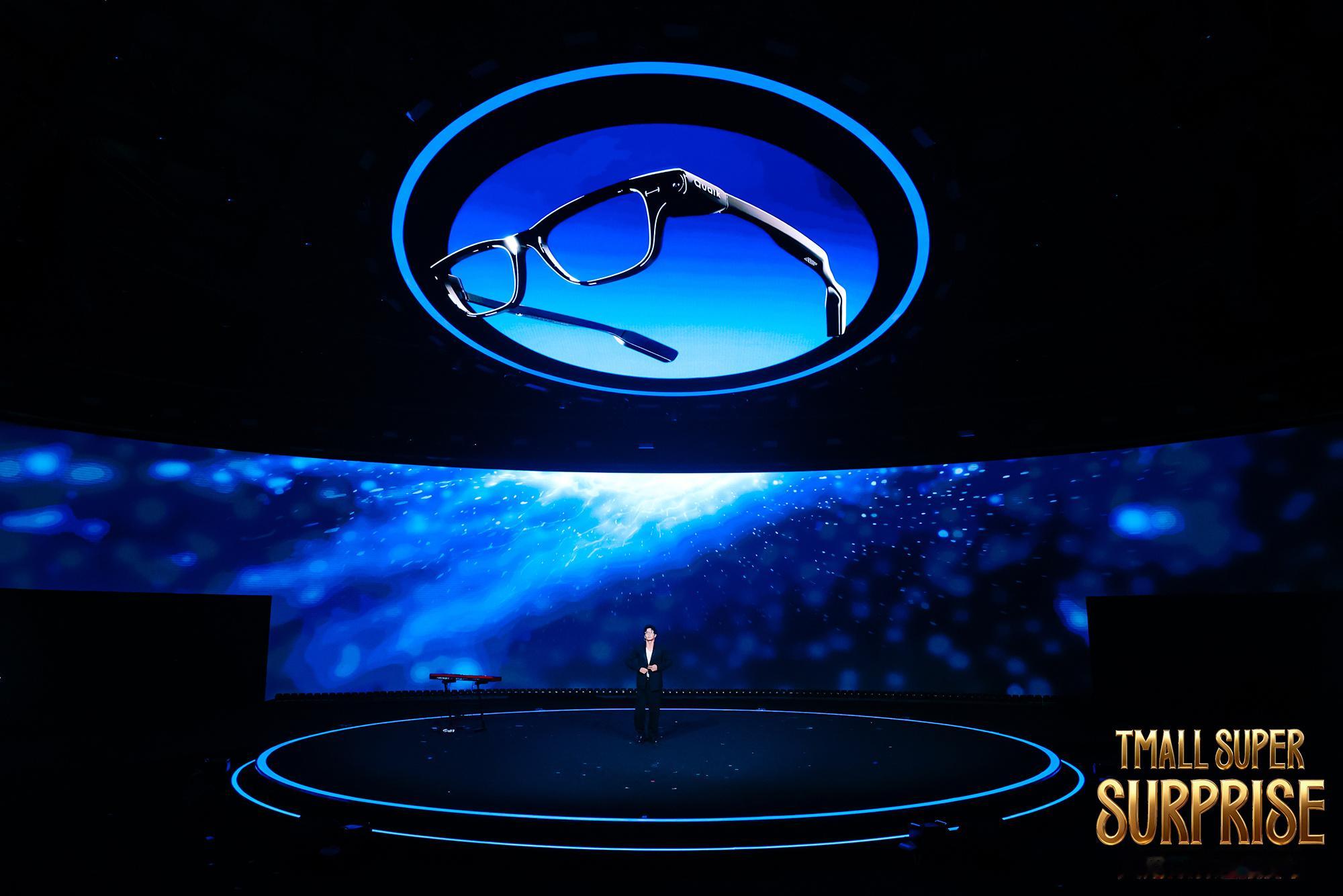 吴汉坤用AI眼镜带你体验一眼万年刚看吴汉坤夸克AI眼镜秀，被这场科技与艺术的完美