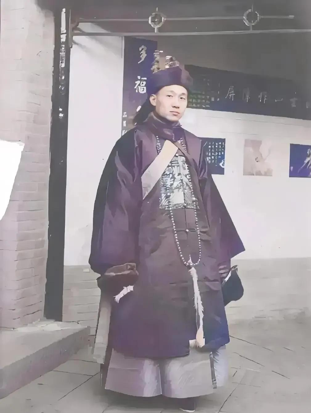1910年，孔祥熙穿着清朝官服，一张罕见的留影，当时的他从美国留学归来，荣获清廷