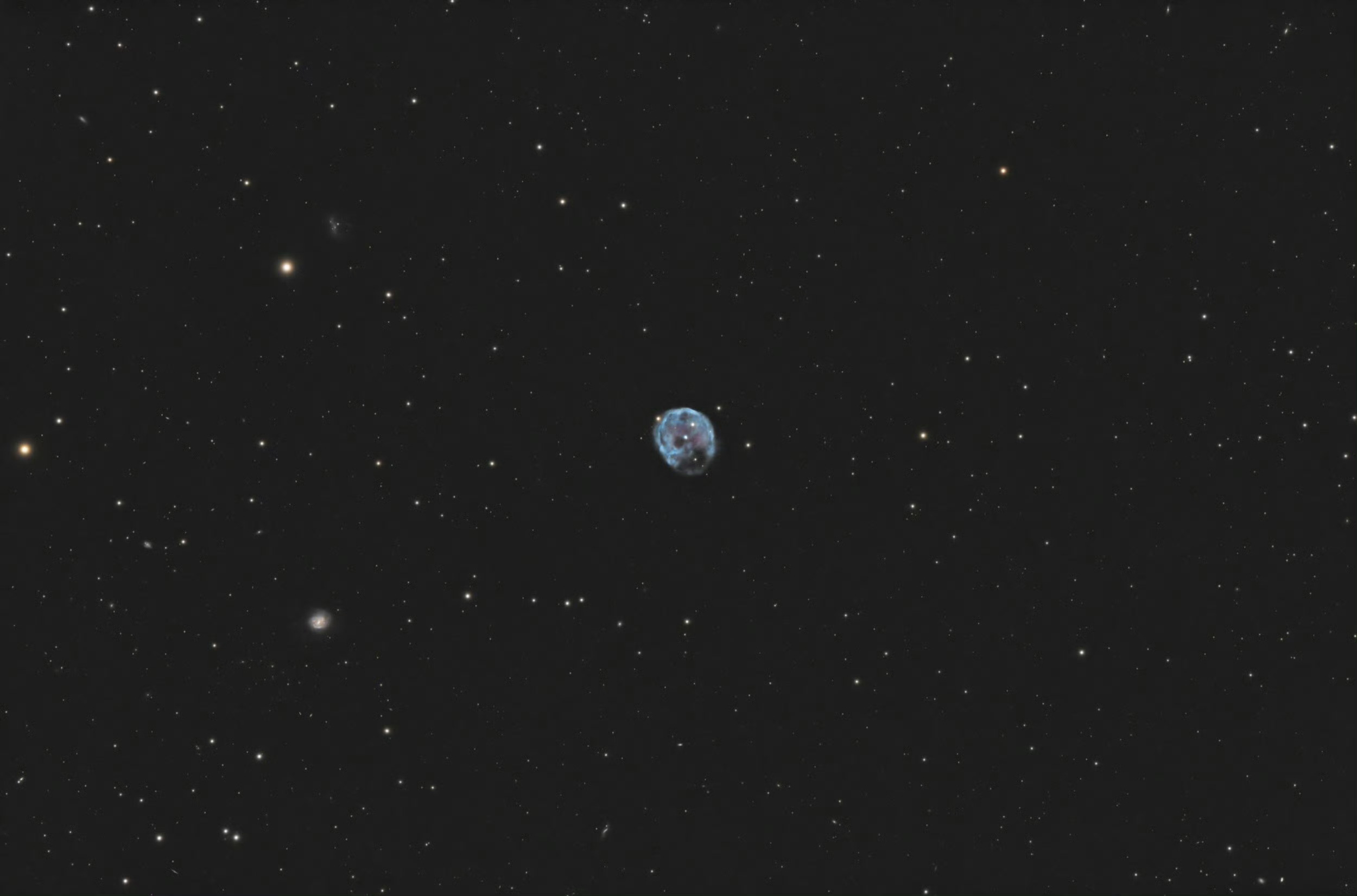 #每天一天文图# NGC 246 俗称“骷髅星云”，因其独特的外观而得名，在某些